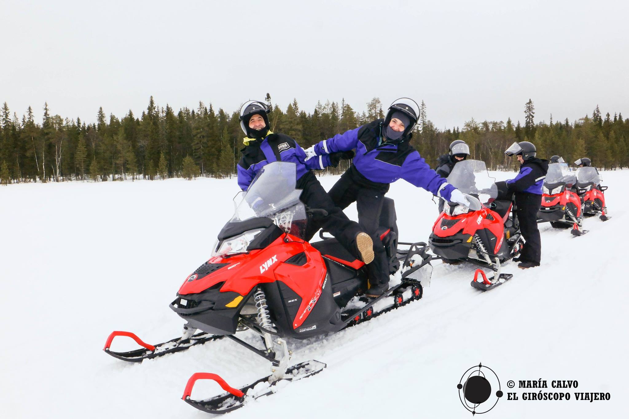 Paseo en trineo tirado por moto de nieve